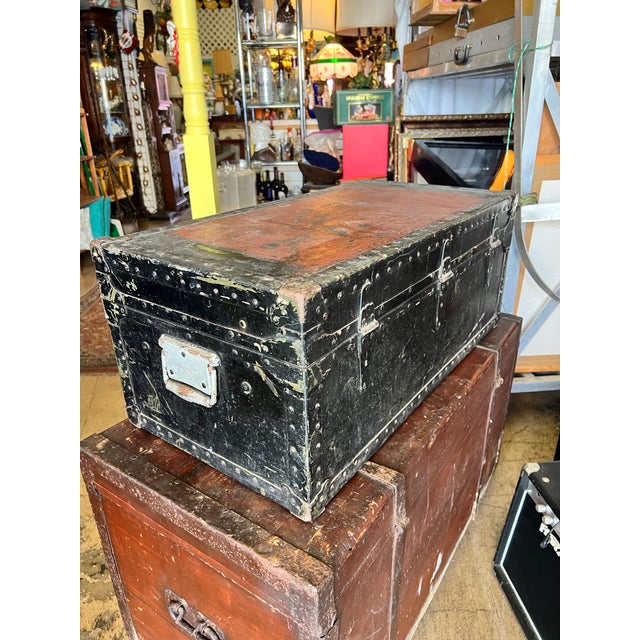 Mid-Century Modern Industrial Us Military Footlocker Trunk With Original Insert Tray For Sale - Image 4 of 12