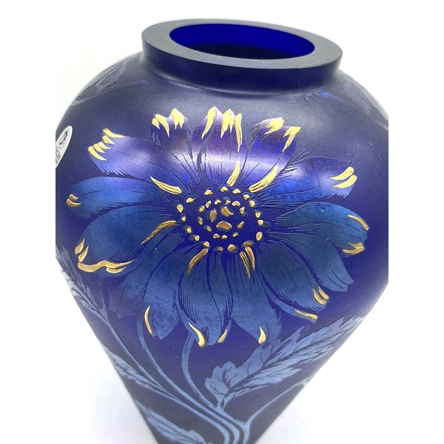 Add a touch of timeless elegance to your collection with this stunning vintage Mid-Century Modern Fenton Favrene art glass...