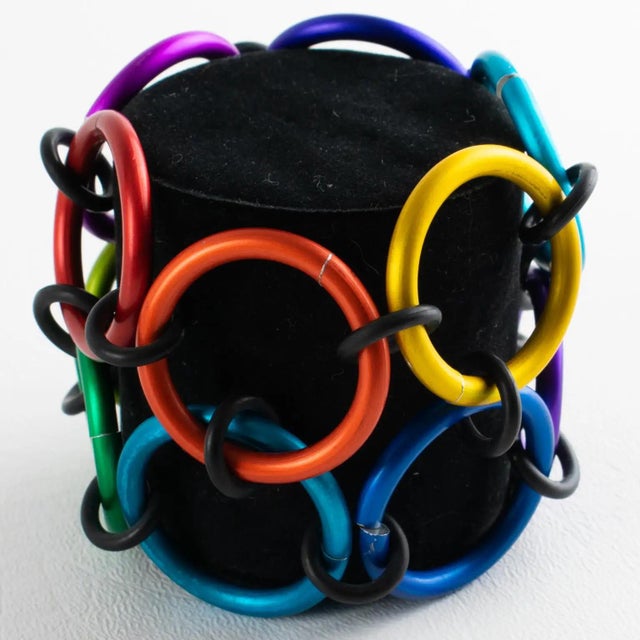 This sumptuous modernist David Spada New York link bracelet boasts an iconic 1980s Space Age design. The rare link bangle...
