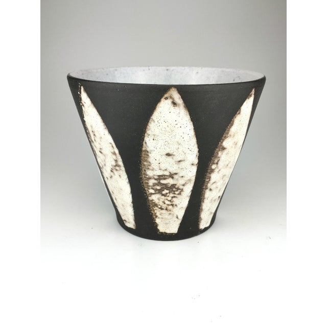 The planter is 13.5 cm high and has a diameter of 16.5 cm at the top and 9.5 cm at the bottom. I have official proof of...