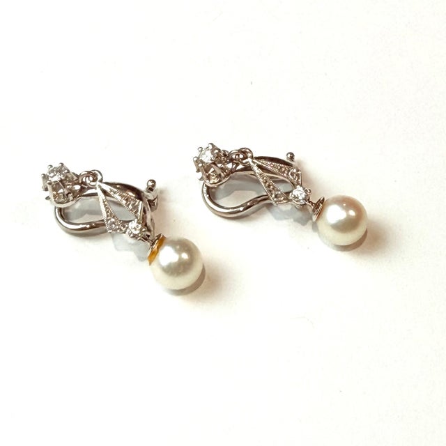 1940s Platinum Diamond and Pear Lever Back Drop Earrings 1 Inch Long, A Pair For Sale - Image 9 of 14