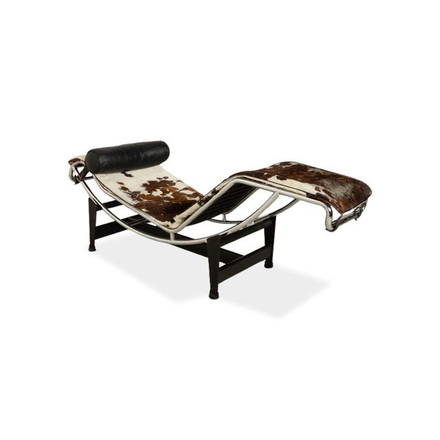 Cassina LC 4 Chaise Lounge in Brown, White and Black Cowhide Fur by Le Corbusier for Cassina For Sale - Image 4 of 16