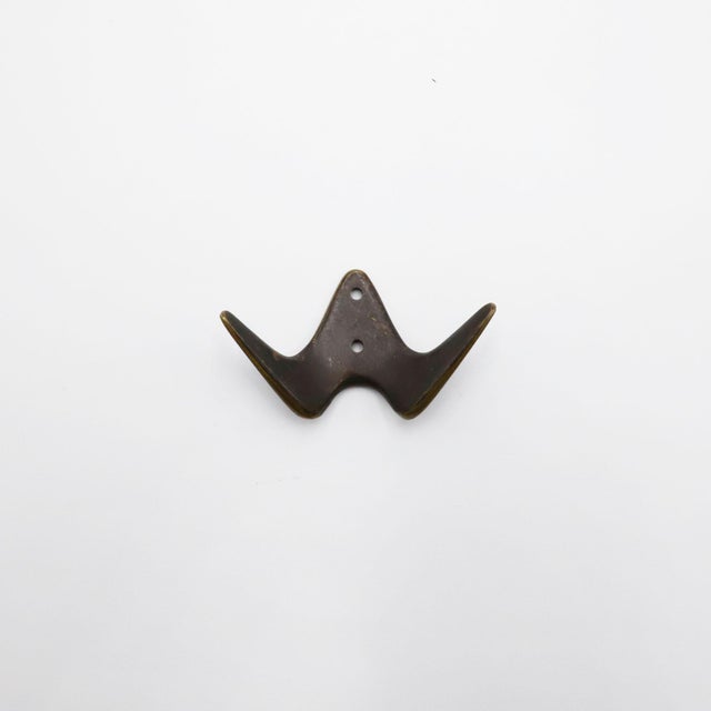 An original piece designed in the 1950s, this versatile and minimalist Viennese hook is crafted in polished brass and...
