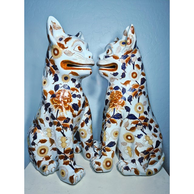 Imari Porcelain 1980s Oversized 19" San Tao Fang Imari Foo Dog Floor Guardian Statues - A Pair For Sale - Image 4 of 11