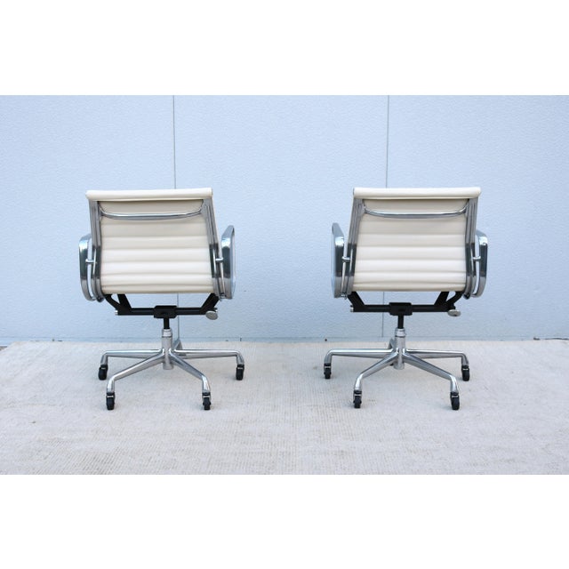 Mid-Century Herman Miller Eames Aluminum Group Management Chair in White Leather For Sale - Image 12 of 18