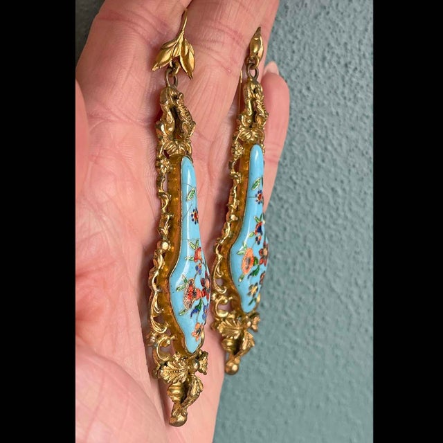 Blue Georgian Enamel Birds Pinchbeck Earrings and Brooch Set Demi-Parure, Circa 1830, Set of 3 For Sale - Image 8 of 12