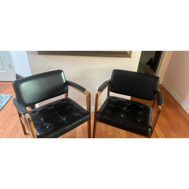 Ideal in both office and home settings this chair set offers maximum comfort paired with clean lines and an archetypal...