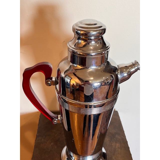 Art Deco Vintage Art Deco Chrome Cocktail Shaker Red Bakelite Handle Manning Bowman For Sale - Image 3 of 6