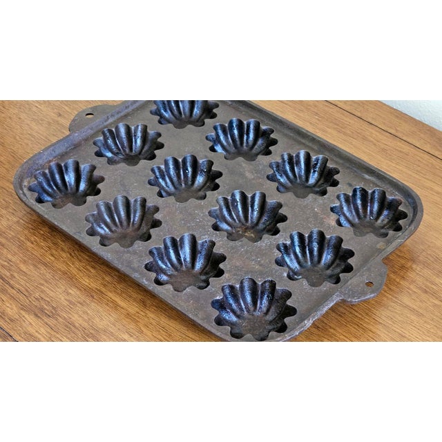 Own a beautiful piece of early American kitchen history with this antique 12-cup “Turk’s Head” cast iron gem pan. Dating...