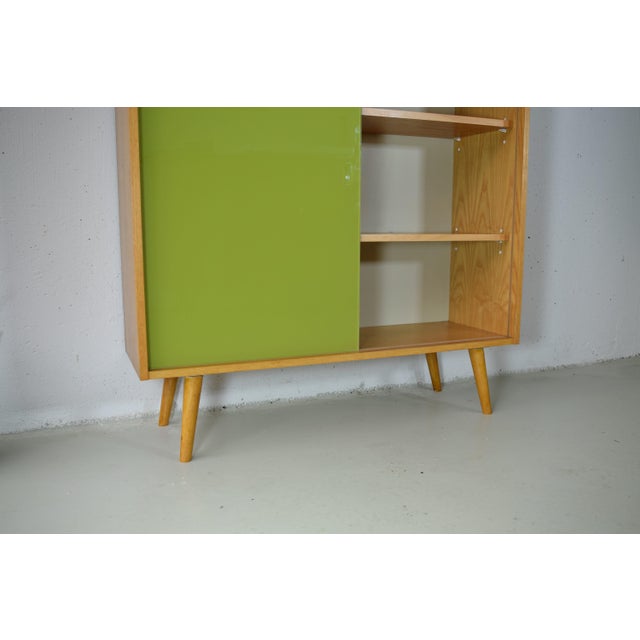 Mid-Century Modern Ash Bookcase with Glass Sliding Door from VEB Deutsche Werkstätten Hellerau, 1970s For Sale - Image 3 of 7