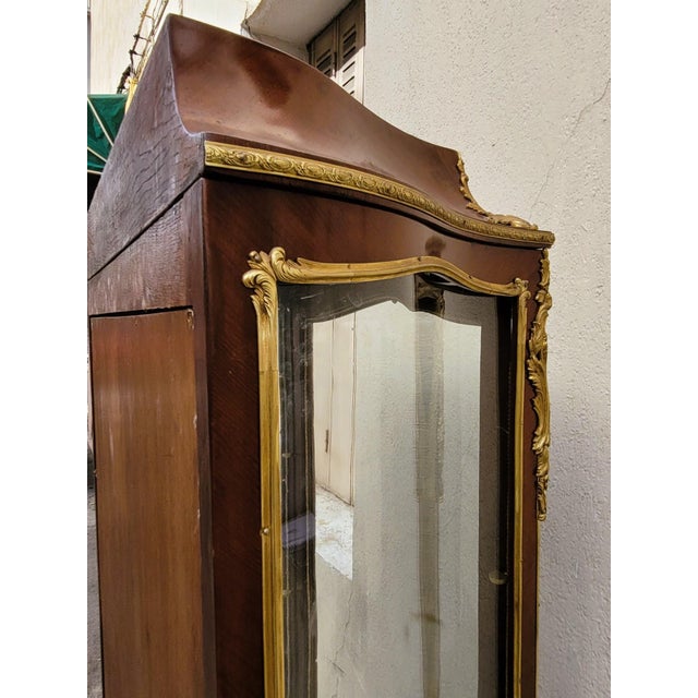 19th Century Napoleon III Curved Showcase in Marquetry and Bronze For Sale - Image 9 of 18