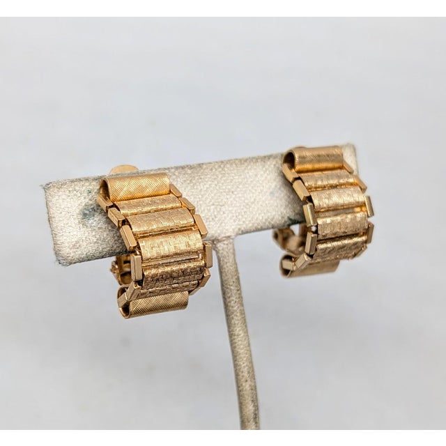 Vintage 1970s Signed Napier Goldtone Florentine Finish Half Hoop Clip Earrings-2 Pieces For Sale In Philadelphia - Image 6 of 6
