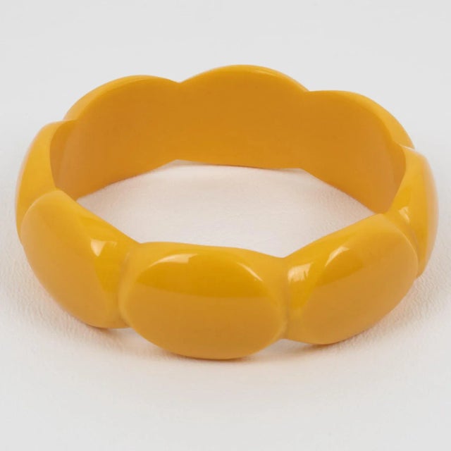 1940s Bakelite Carved Bracelet Bangle Yellow Creamed Corn For Sale - Image 5 of 6