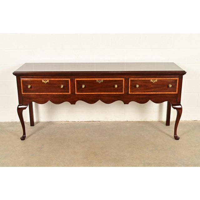 An exceptional Queen Anne or Georgian style huntboard, sideboard buffet, or console By Henkel Harris USA, 1994 Solid...