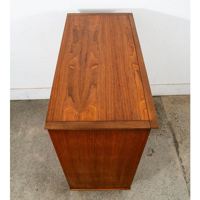 1960s Mid Century Modern Highboy Dresser 5 Drawer Walnut American Vintage MCM Tall For Sale In Sacramento - Image 6 of 12