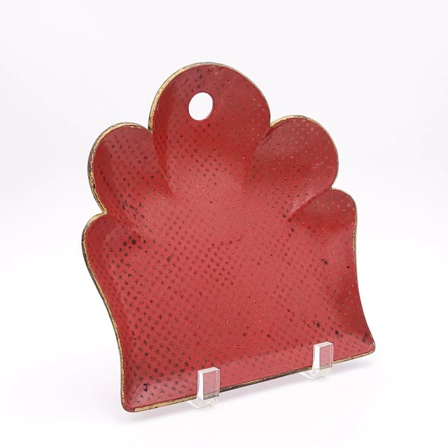 Chinoiserie 19th Century French Crumber With Gold Stars on Chinese Red Lacquer Background For Sale - Image 3 of 8