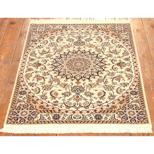 Middle Eastern Rug in Wool For Sale - Image 3 of 10