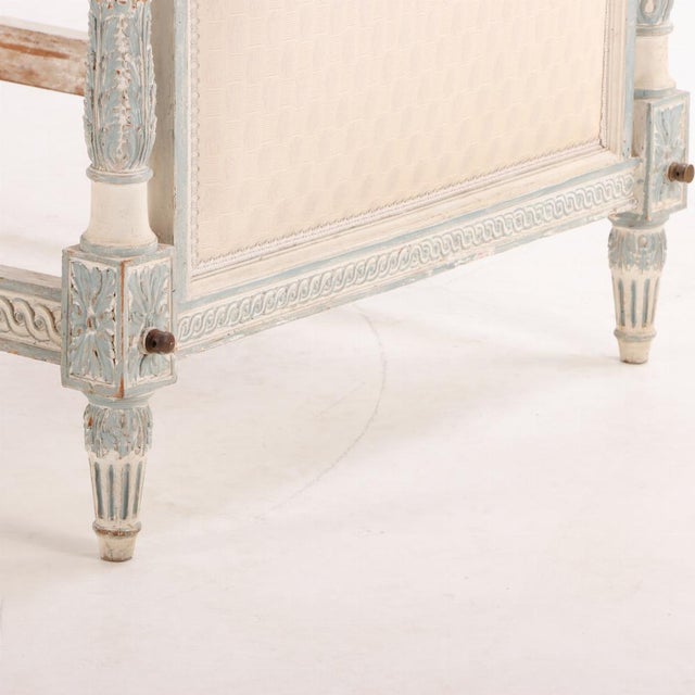 French Louis XVI Painted and Carved Daybed, 18th C. For Sale In Philadelphia - Image 6 of 6