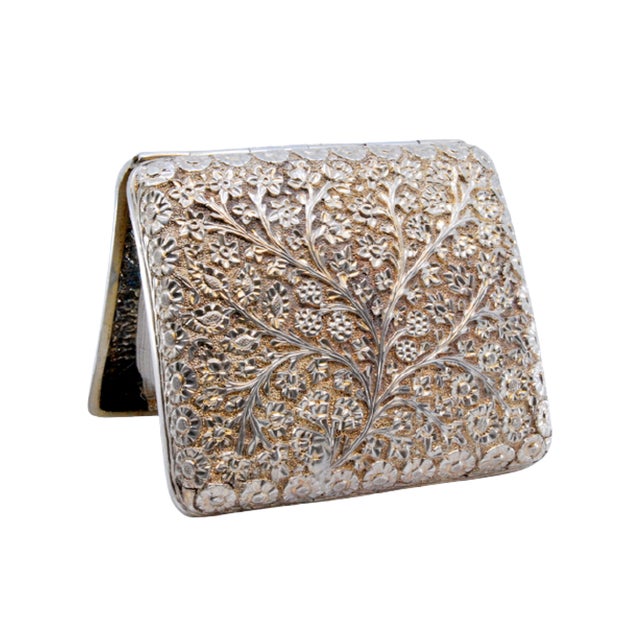 Curved Silver Cigarette Case with Flower and Branch Reliefs, in Good conditions. Designed 1920 to 1949