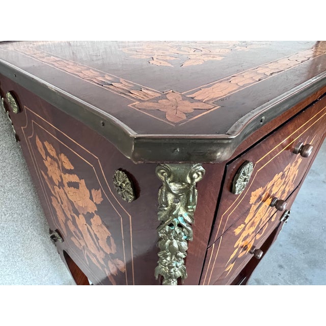 19th Century Pair of Italian Louis XV Marquetry Nightstnds With Drawers & Shelve For Sale - Image 11 of 13