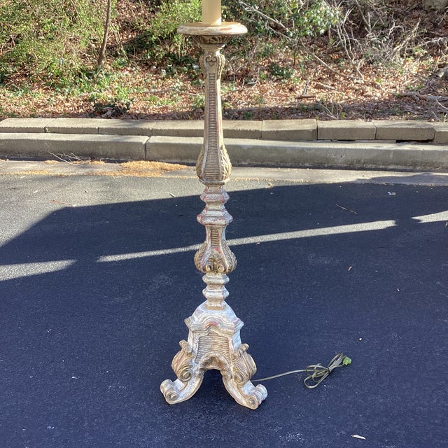 Mid 20th Century Italian Carved Wood Floor Lamp With Distressed Gilt & Cream Finish For Sale - Image 4 of 8