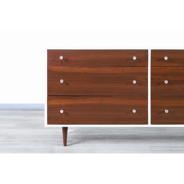 Wood Mid-Century Walnut and Lacquered Dresser by Milo Baughman for Glenn of California, 1950s For Sale - Image 7 of 9