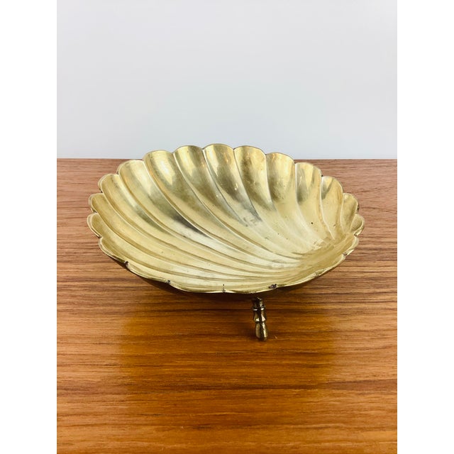 Vintage 1960s Brass Scalloped Sea Shell Footed Trinket Tray / Bowl For Sale - Image 4 of 6