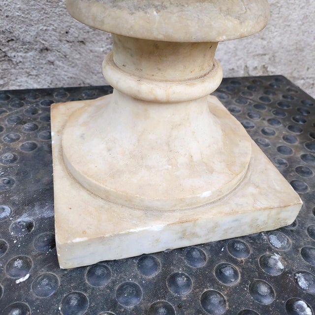 Late 18th Century Medici Vase in White Marble For Sale - Image 6 of 17
