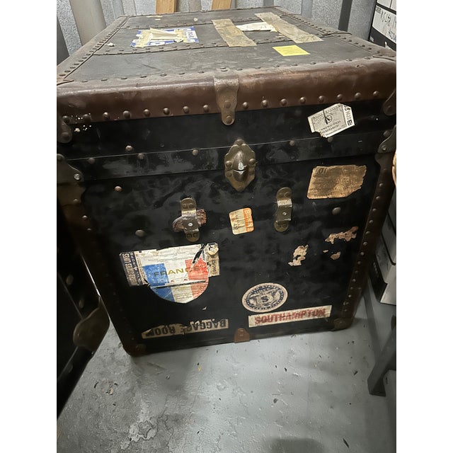 Mid- 20th Century, Vintage, Flat Top, Edwardian Steamer Trunk For Sale - Image 4 of 10