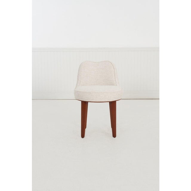 Edward Wormley for Dunbar – Desk or Vanity Chair This elegant swivel chair features a slightly curved back with a dimpled...