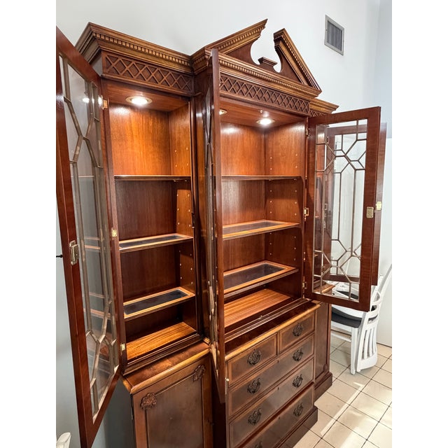 1970s Georgian-Style Breakfront China Cabinet For Sale In Miami - Image 6 of 7