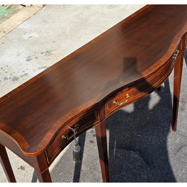 English George III Style Serpentine Mahogany Console / Serving Table With Satinwood Inlay, Late 20th Century For Sale - Image 4 of 18