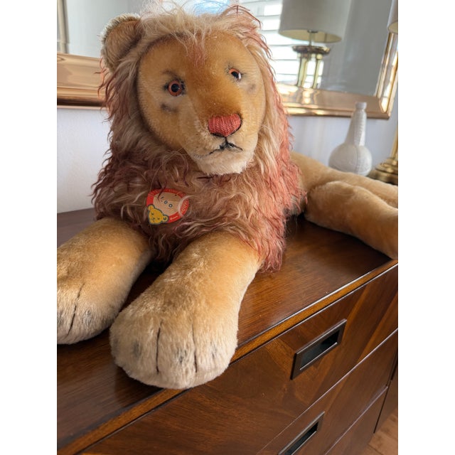 Vintage Steiff 1950’s Leo the Lying Lion 45cm and in Like New Condition For Sale - Image 4 of 17