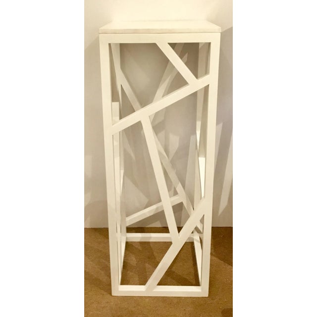 2010s Modern Marble and White Lacquer Pedestal For Sale - Image 5 of 5