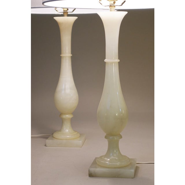 1970s Matched Pair Nos Hollywood Regency Modern Alabaster Marble "Teardrop" Urn Style Column Table Lamps Italy 1970's Minty! For Sale - Image 5 of 13