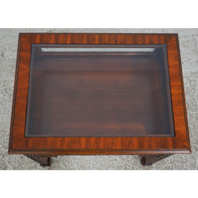Pair of Chippendale Mahogany Glass Top Showcase End Tables For Sale In Philadelphia - Image 6 of 17
