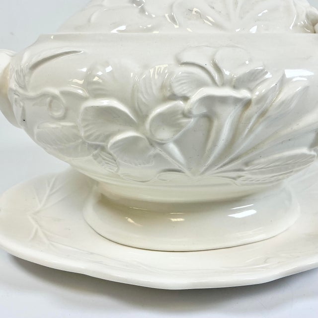 Hollywood Regency Mid-Century Hollywood Regency Coastal Cream Ware Iris Motif Ironstone Soup Tureen - 3 Piece.Set For Sale - Image 3 of 18