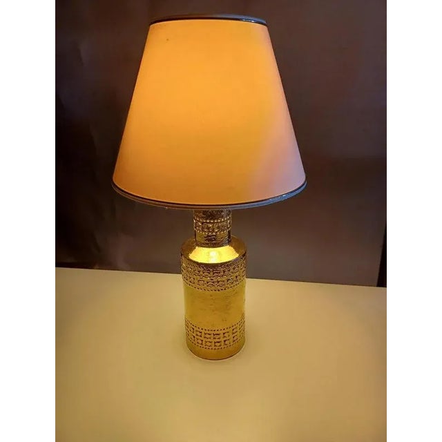 Bitossi Bitossi Gold Glazed Table Lamp with Decorative Hand Incised Bands from Bitossi, 1960s For Sale - Image 4 of 8
