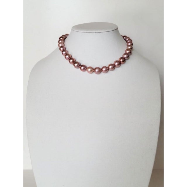 Indulge in the timeless beauty of this exquisite dark pink metallic shade Edison pearl necklace. Measuring 17.5 inches...