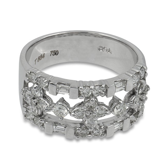 Contemporary Vintage Diamond 18k White Gold Wedding Band, Size 6 For Sale - Image 3 of 6