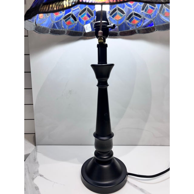 Rustic 1990s Authentic Dale Tiffany Stained Glass Peacock Table Lamp Bronze Signed Pull Chain For Sale - Image 3 of 8