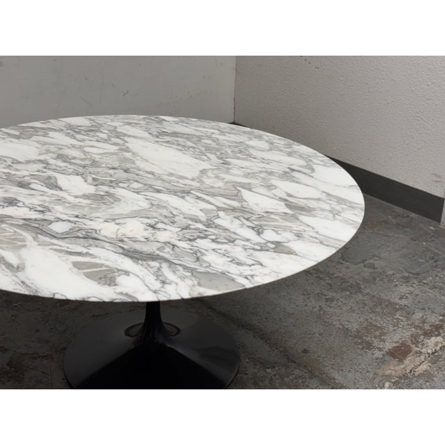 Modern Eero Saarinen for Knoll Studio Arabescato Marble Dining Table, 60 Inch For Sale - Image 3 of 12
