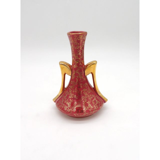 1950s 22k Gold Usa Crimson Vase | Mid Century Hollywood Regency | Chintz Floral Twin Handle For Sale - Image 5 of 7