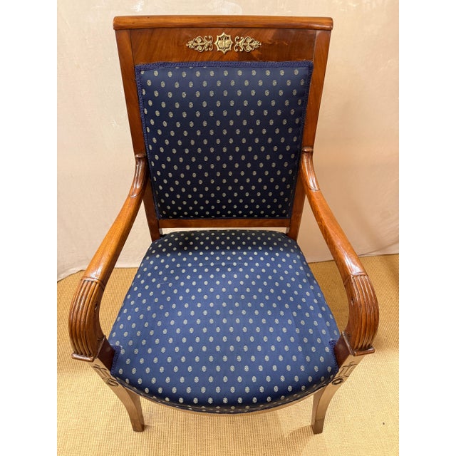 Offered by Antik Center Berlin, specialists in European fine art, antique furniture and decorative objects. An elegant...