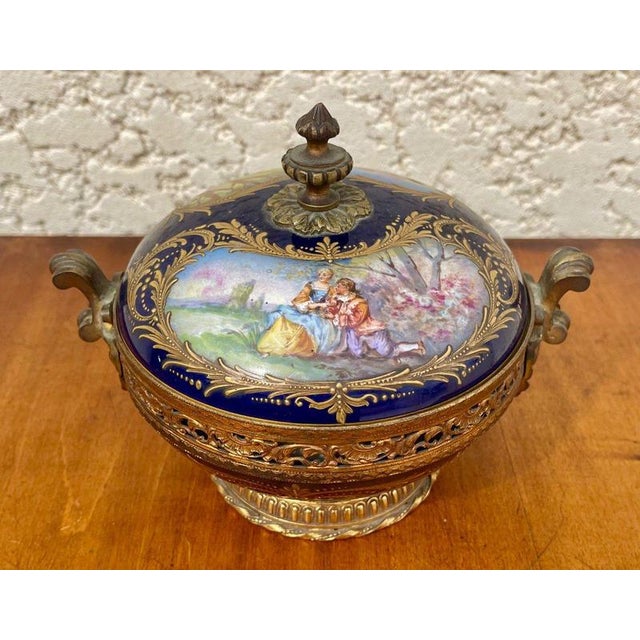 Porcelain Dragee or Candy Box from Manufacture de Sèvres For Sale - Image 3 of 13