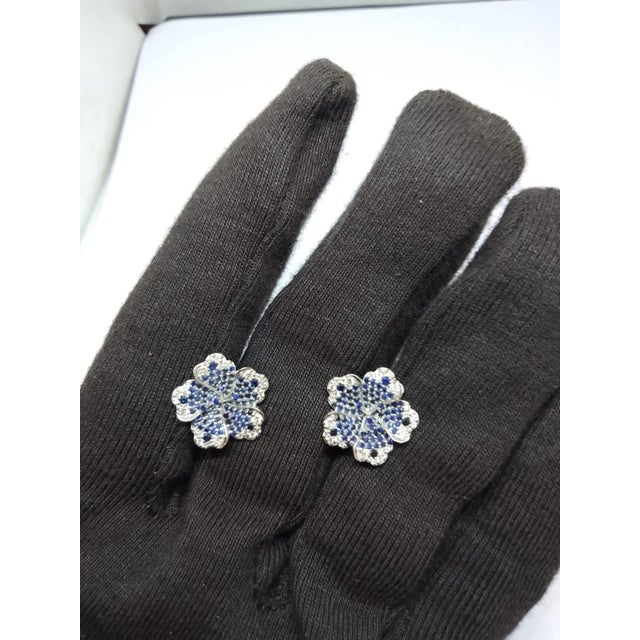 Gemstone details Diamond: 0.32 cts Blue sapphire: 1.17 cts 18K gold Gross weight: 5.16 grams Net weight: 4.86 grams CODE: K