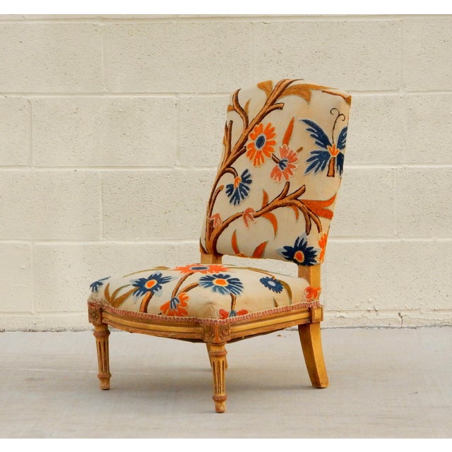 Fabulous early 19th century child's chair upholstered in civil war era crewelwork linen. In original -as found- condition....