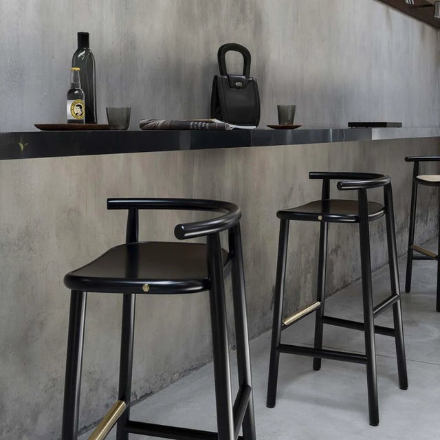 Either at home to access the kitchen counter, or in a public space to furnish a bar with elegant minimalism, this high bar...