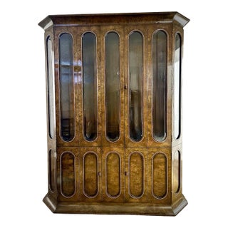 1970s Vintage Mastercraft William Doezema Burled Amboyna Wood and Brass Lighted Curio Display Cabinet For Sale