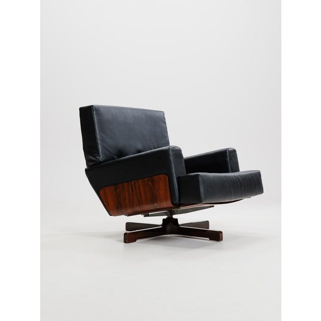 Swivel Model 401 Armchair in Rosewood by Menilio Taro for Cinova, 1960s, in Very Good conditions. Designed 1960 to 1969